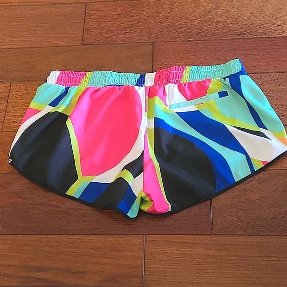 Fabletics Carrie abstract Neon print shorts - Picture 5 of 13